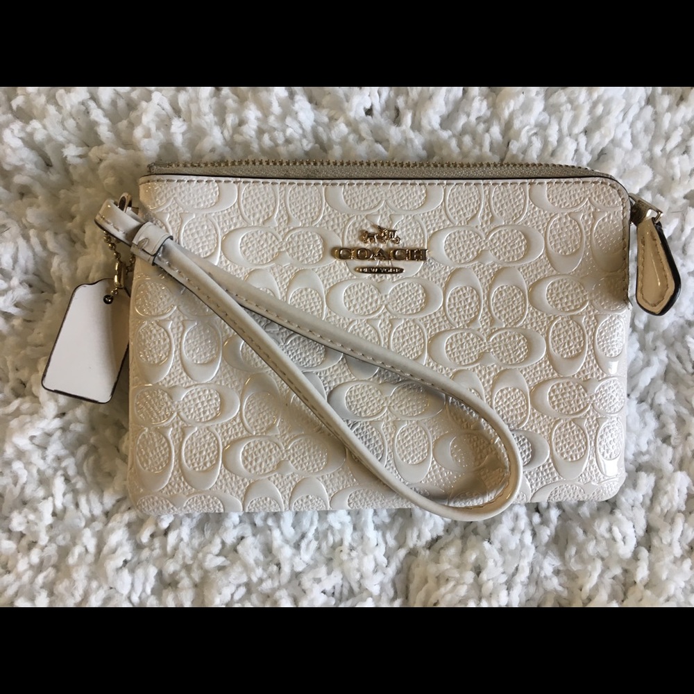 Gently used coach Wristlet (color offwhite)